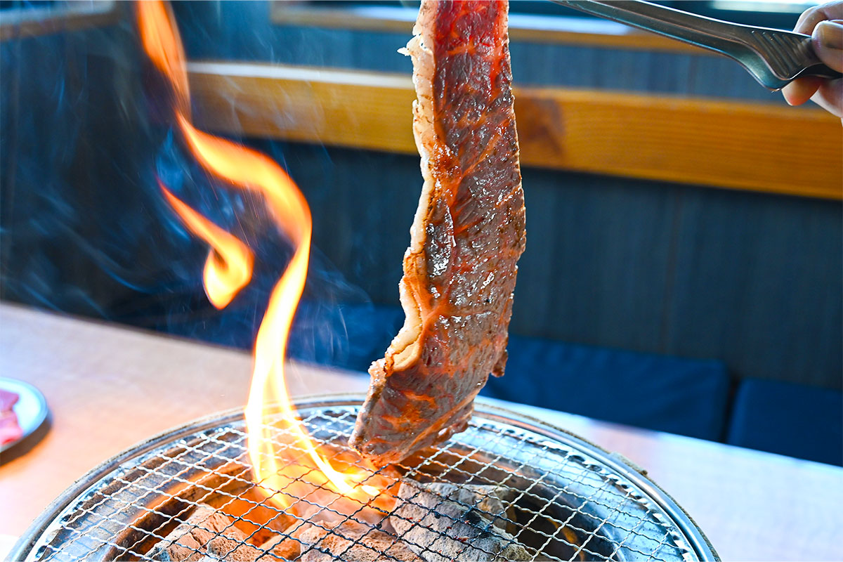 焼いた肉を裏返す様子