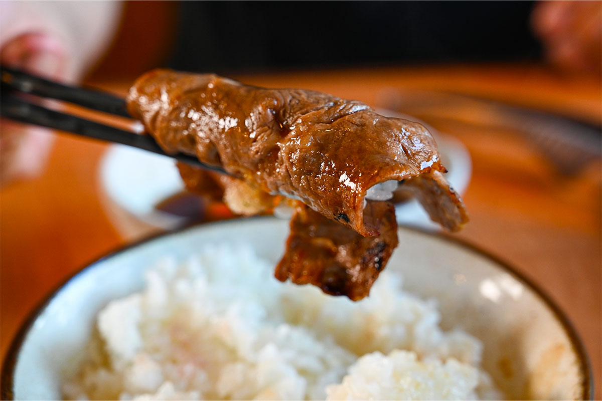 肉でご飯を巻く様子